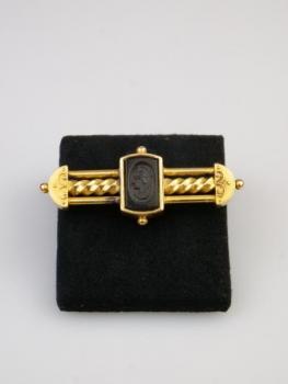 Zlatá brož s kamejí Zlatá brož s kamejí