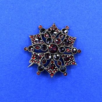 Granátová brož Granátová brož