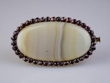 Stříbrná brož s achátem a českými granáty Stříbrná brož s achátem a českými granáty